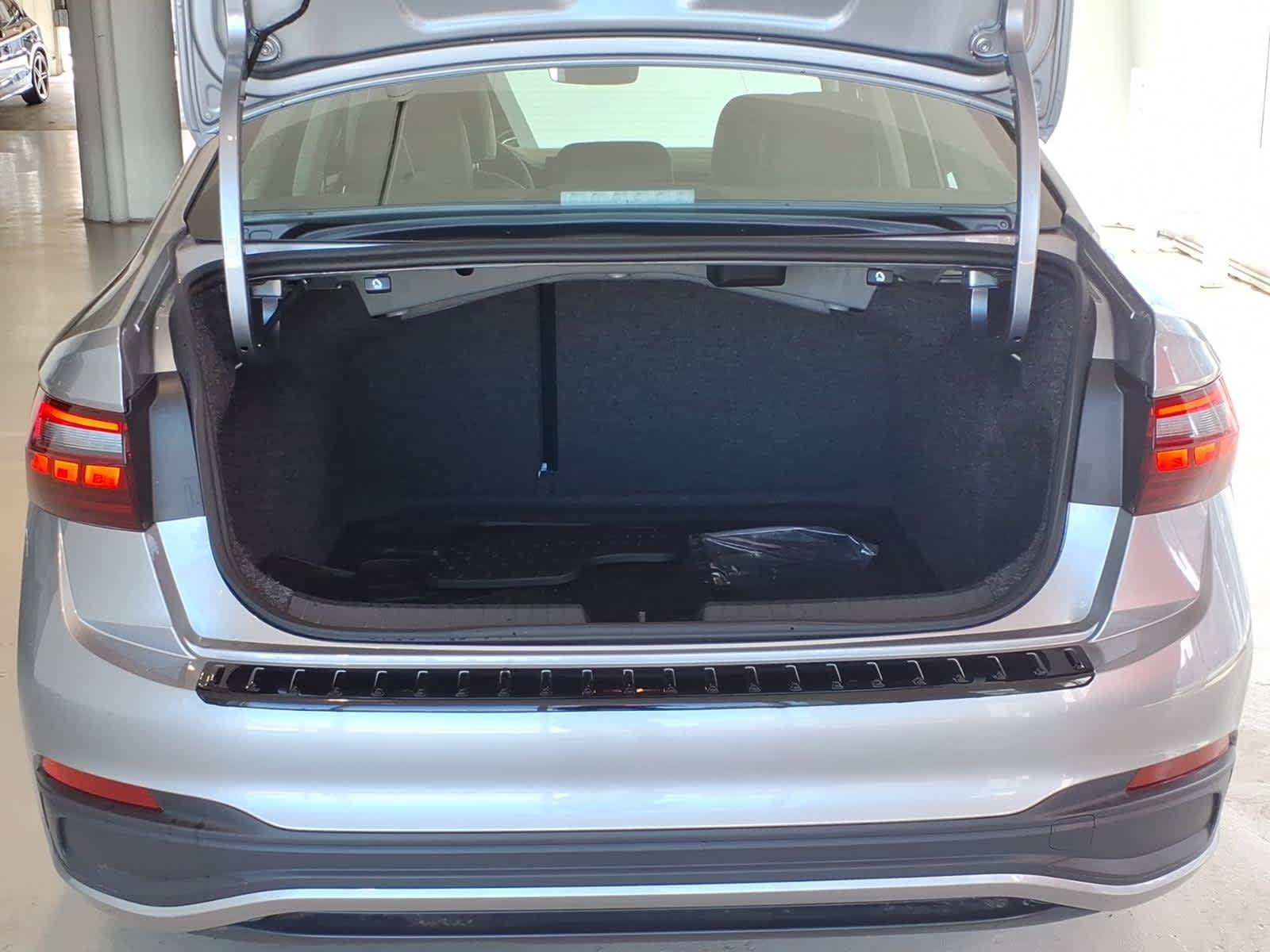 Used 2026 Volkswagen Jetta SE FWD image 9