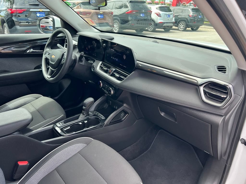 Used 2025 Chevrolet TrailBlazer LT AWD/4WD image 26