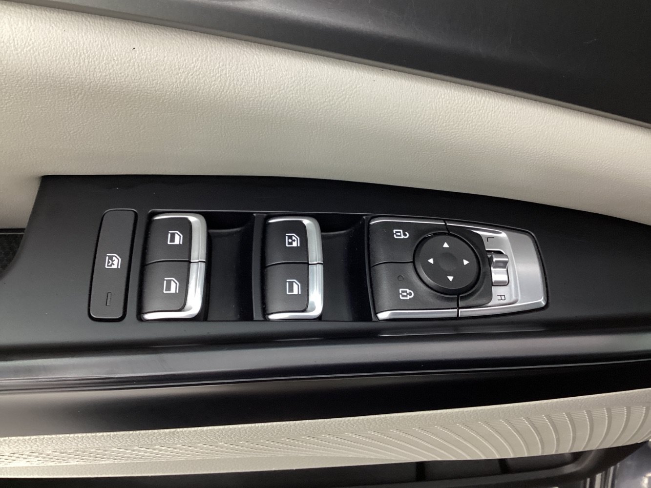 Used 2024 Kia Carnival LX FWD image 38