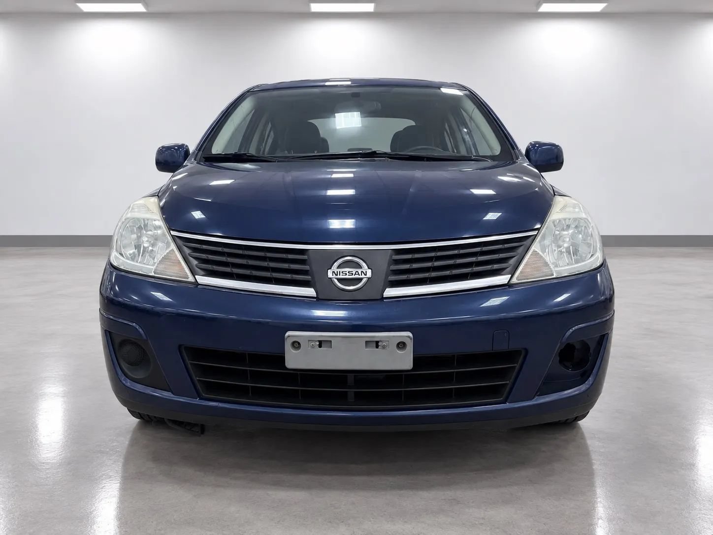 Used 2009 Nissan Versa Hatchback w/ Convenience Pkg FWD image 2
