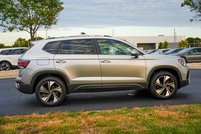 Certified 2025 Volkswagen Taos SE w/ Panoramic Sunroof Package image 38