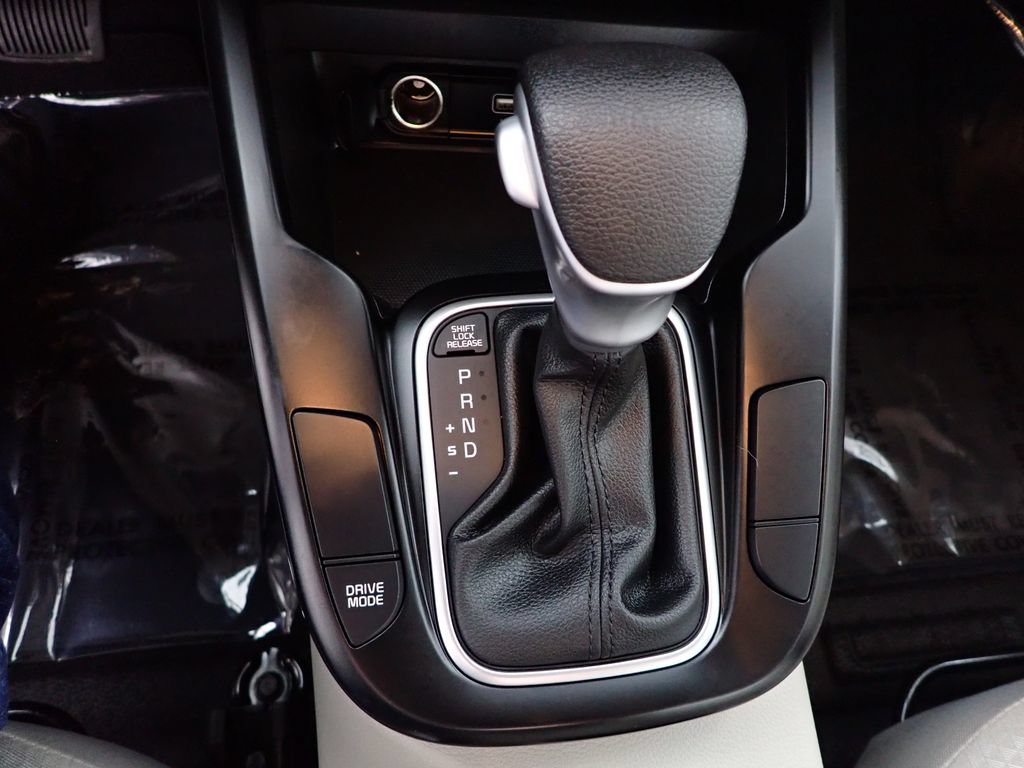 Used 2025 Kia Soul LX w/ LX Technology Package FWD image 32