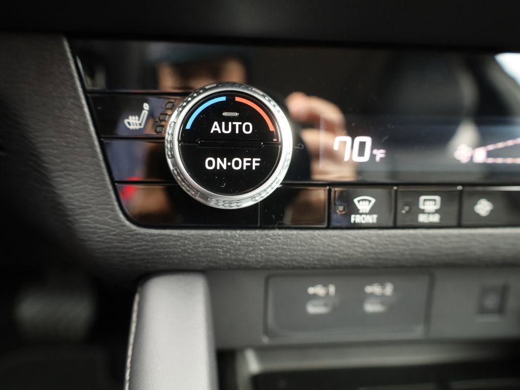 New 2025 Mitsubishi Outlander SE image 42