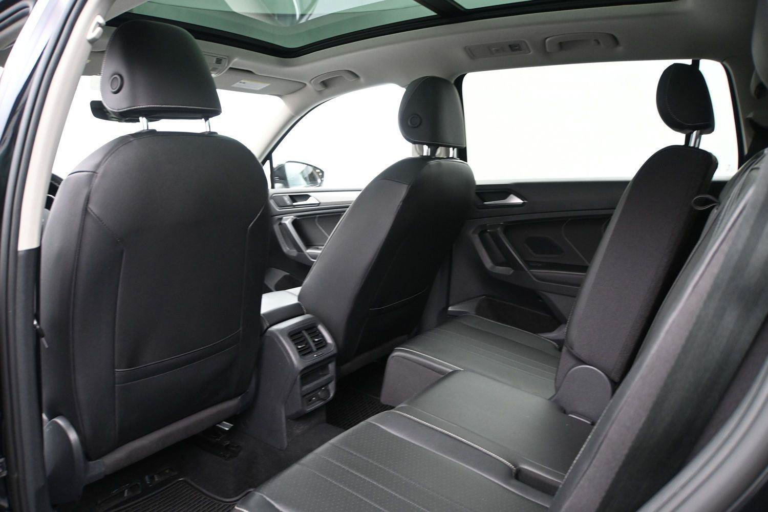 Used 2022 Volkswagen Tiguan SE w/ Panoramic Sunroof Package AWD/4WD image 9