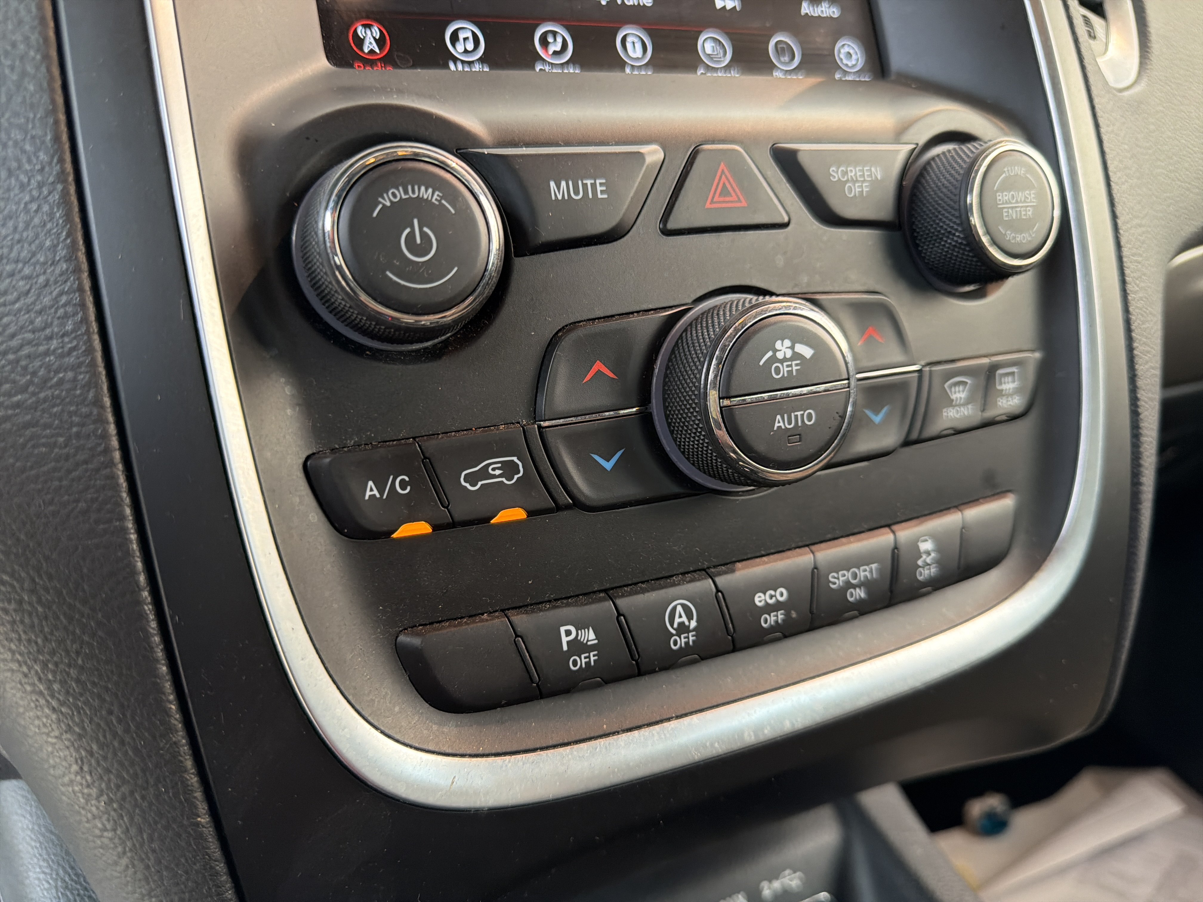 Used 2020 Dodge Durango SXT AWD/4WD image 18