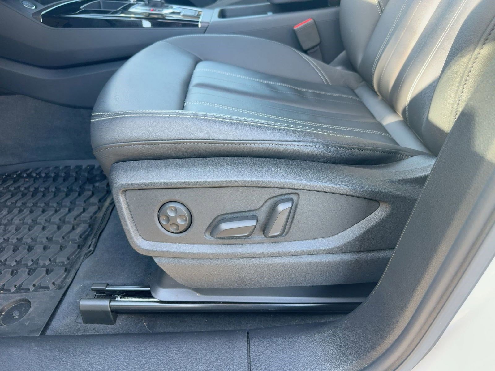 Used 2025 Audi Q5 2.0T Premium w/ Convenience Plus Package image 13