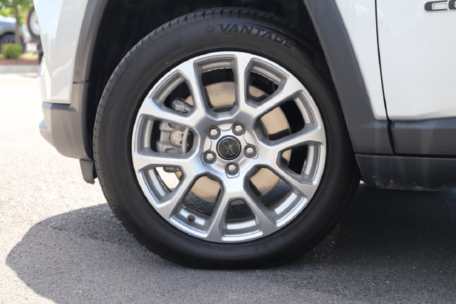 Used 2025 Jeep Compass Limited AWD/4WD image 2