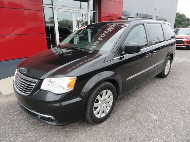 Used 2016 Chrysler Town & Country Touring FWD image 2