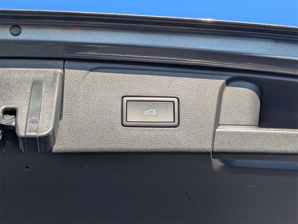 Used 2025 Volkswagen Atlas SE image 35