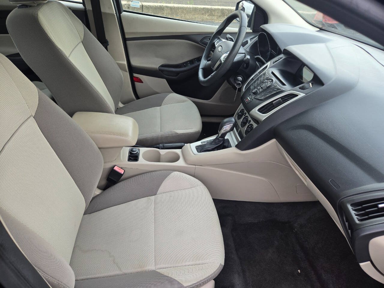 Used 2012 Ford Focus SE FWD image 23