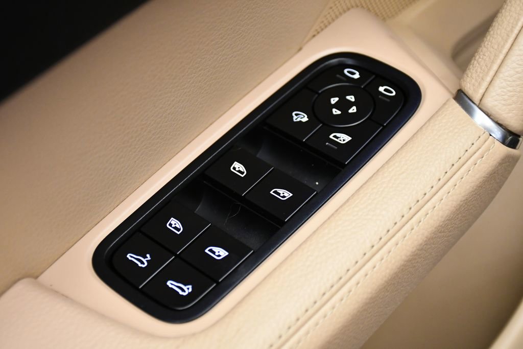 Used 2022 Porsche Cayenne Platinum Edition image 35