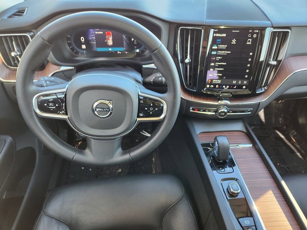 Used 2023 Volvo XC60 B5 Plus image 2