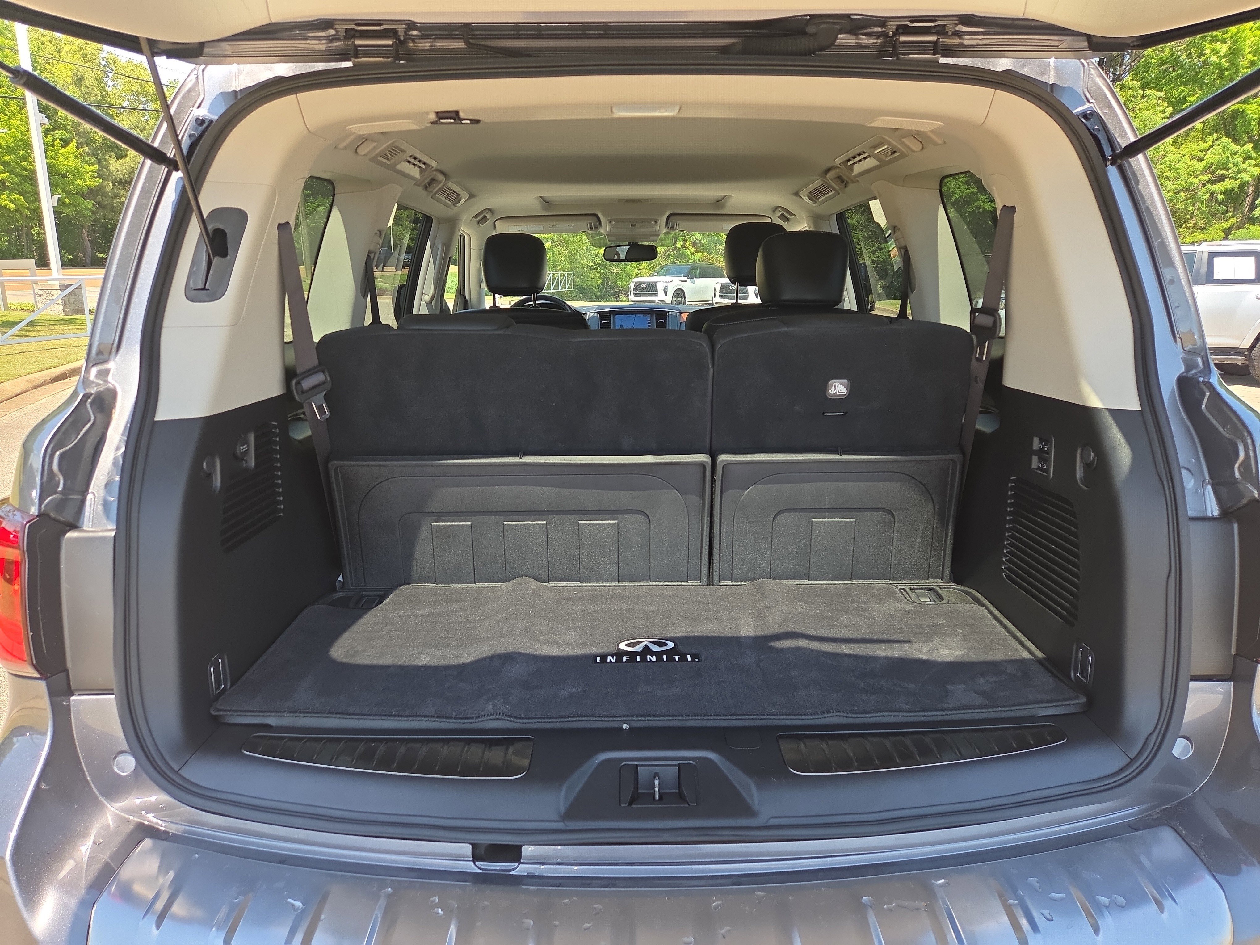 Used 2019 INFINITI QX80 Luxe w/ All-Season Package image 10