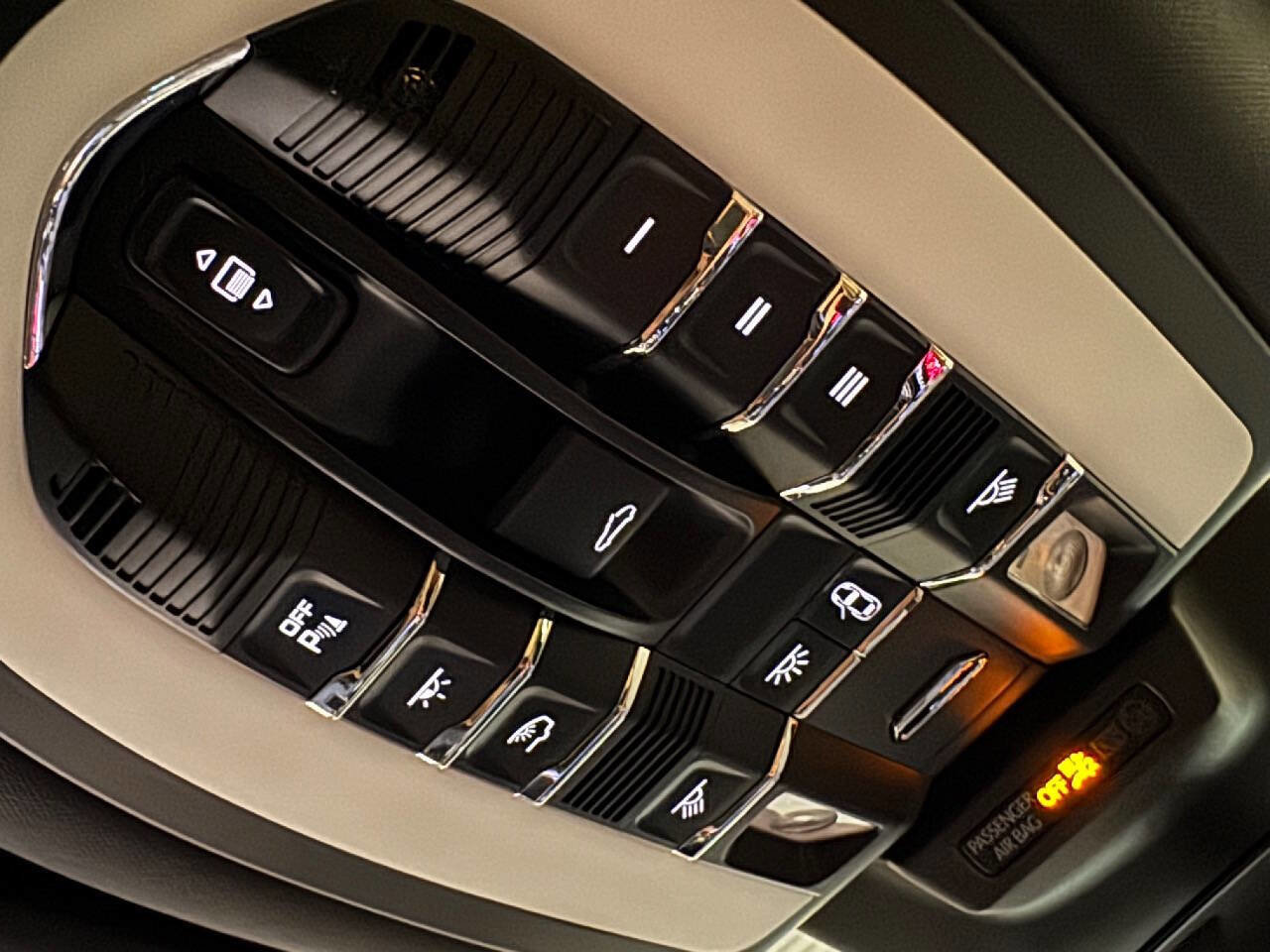 Used 2024 Porsche Macan w/ Premium Plus Package image 37