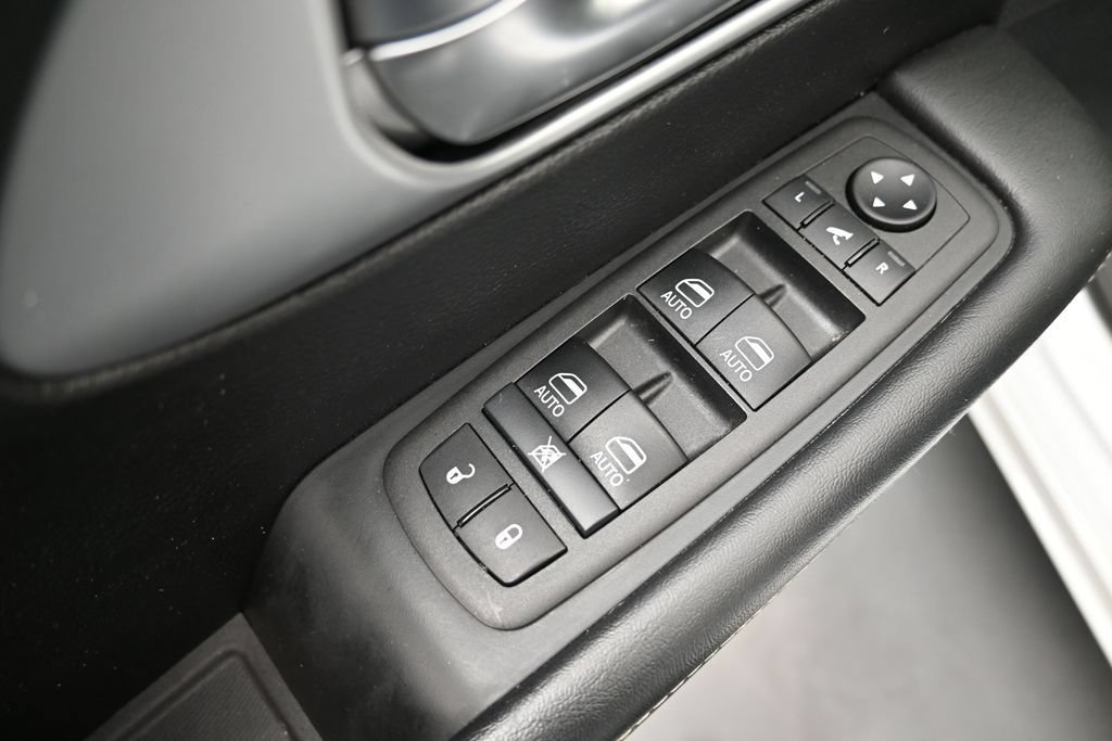 Used 2025 Chrysler Pacifica Limited FWD image 14