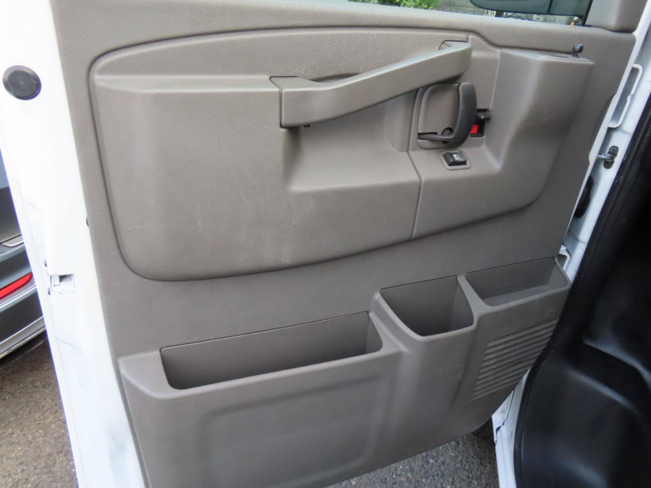Used 2018 Chevrolet Express 2500 w/ Driver Convenience Package RWD image 19