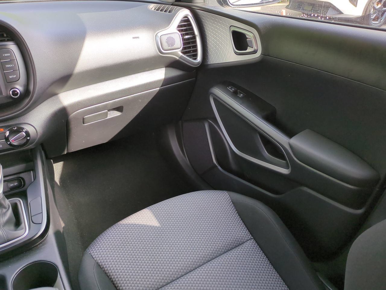 Certified 2025 Kia Soul LX w/ LX Technology Package FWD image 17