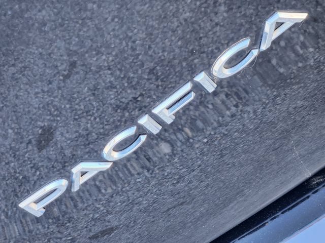 Used 2024 Chrysler Pacifica Touring-L FWD image 9