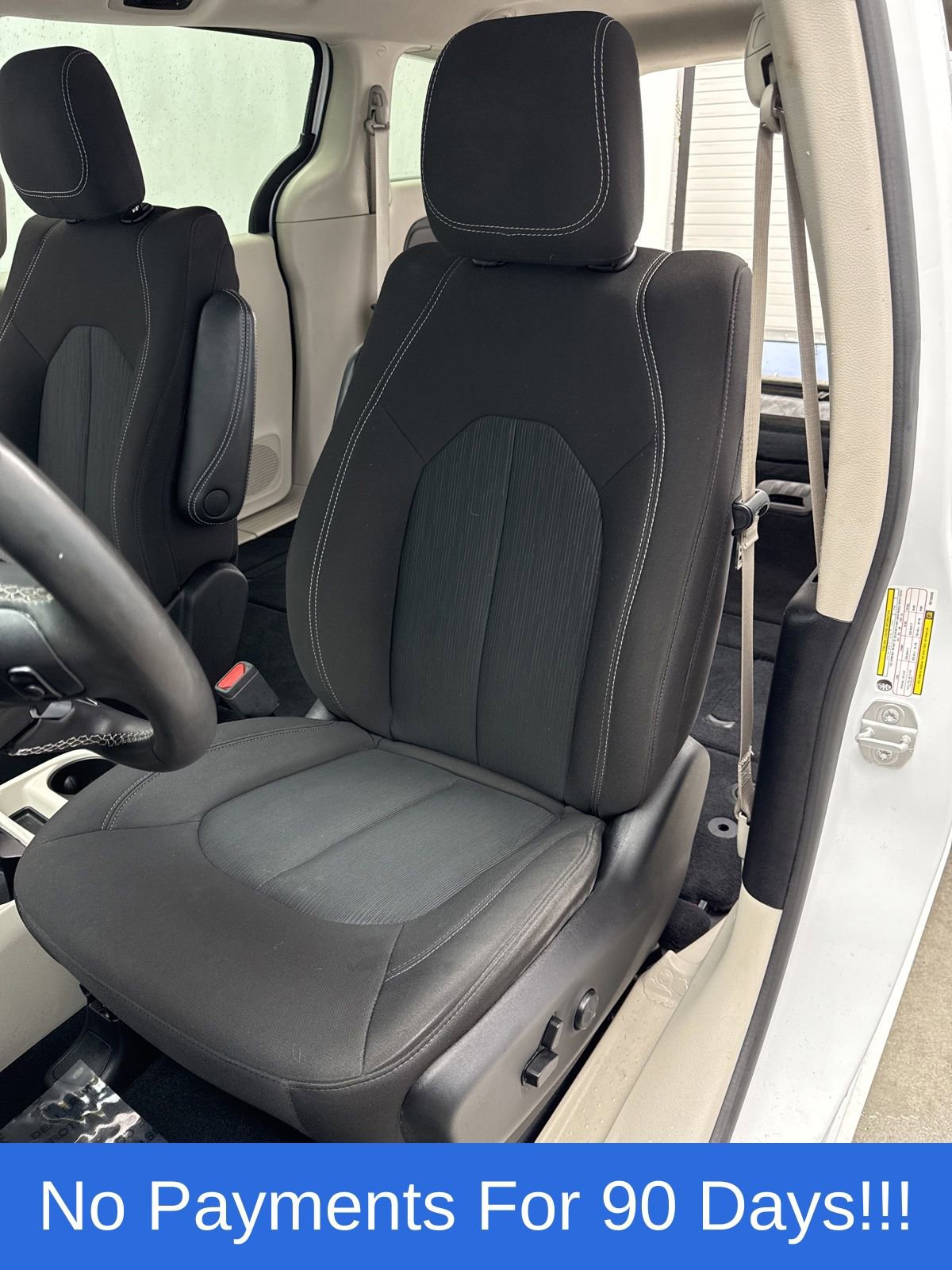 Used 2024 Chrysler Voyager LX image 9