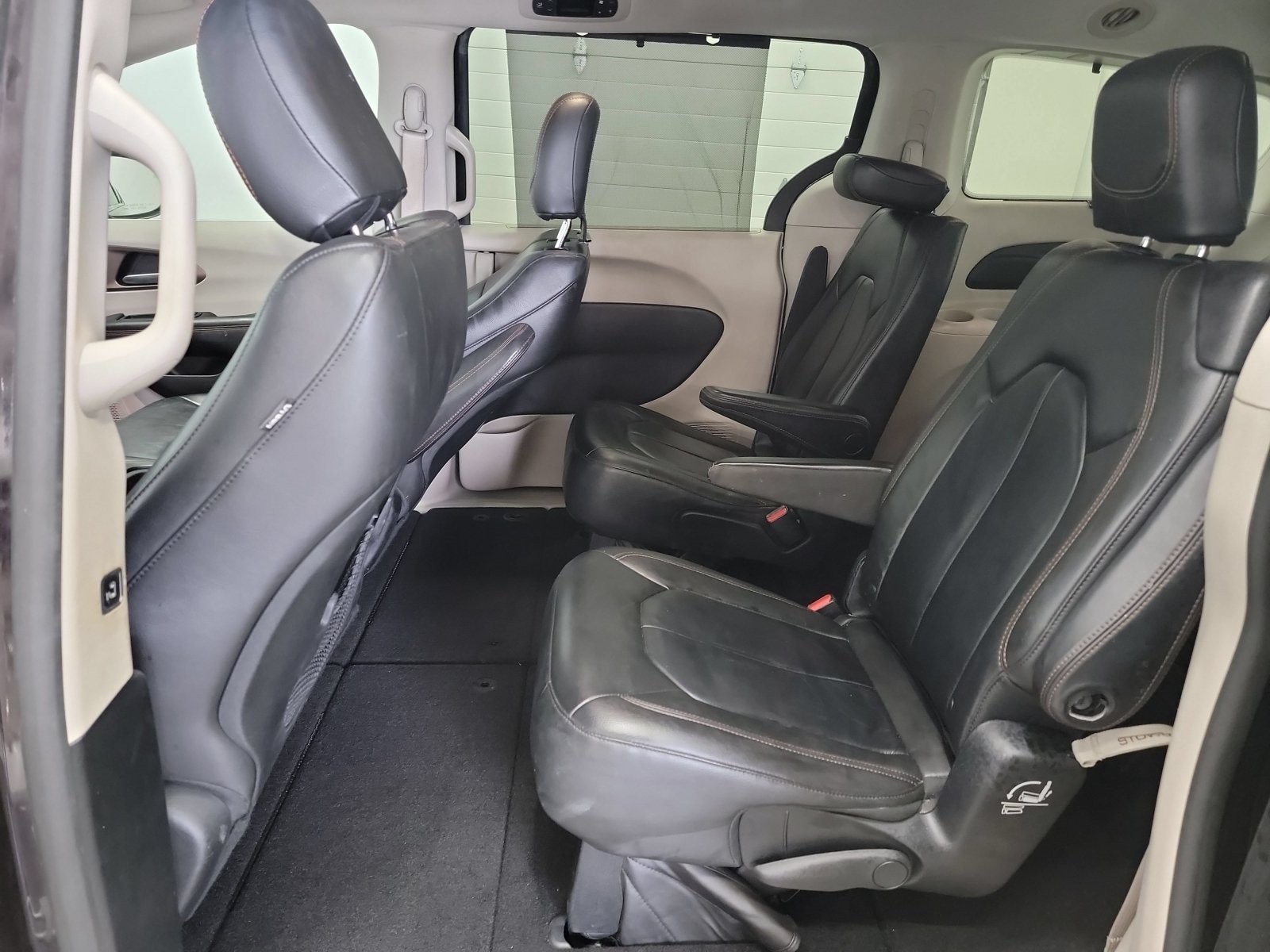 Used 2017 Chrysler Pacifica Touring-L FWD image 27