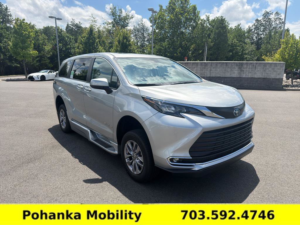 Used 2024 Toyota Sienna XLE FWD image 1