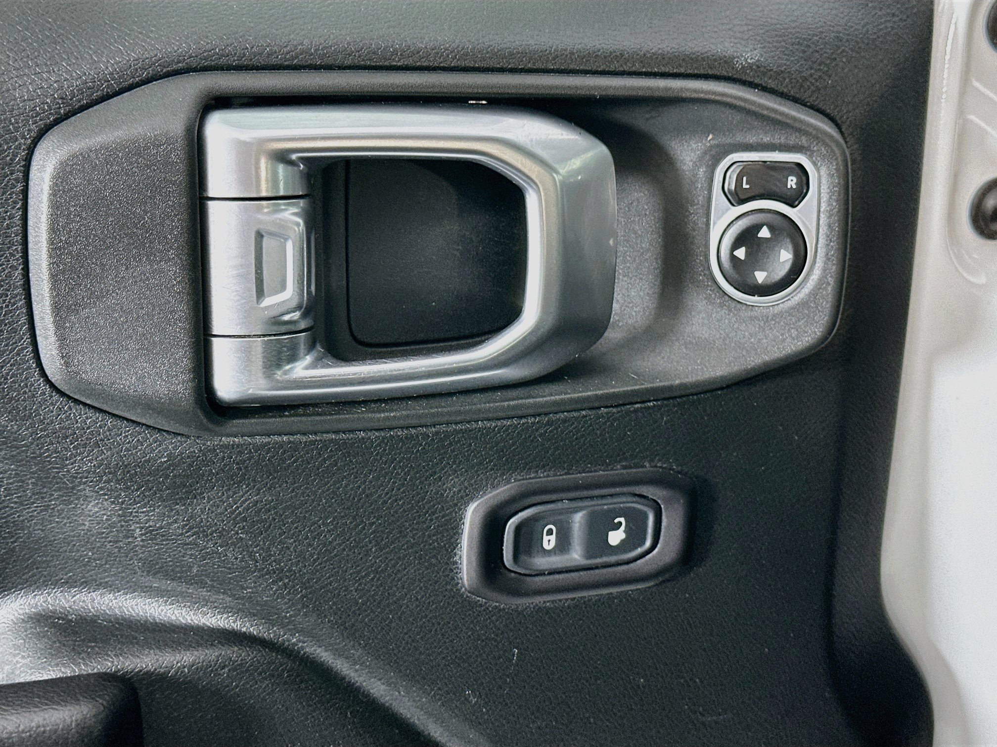 Used 2018 Jeep Wrangler Unlimited Sport S AWD/4WD image 15