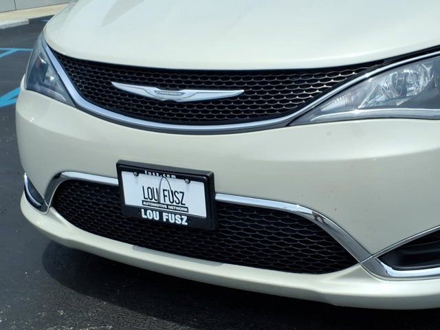 Used 2017 Chrysler Pacifica Limited FWD image 34