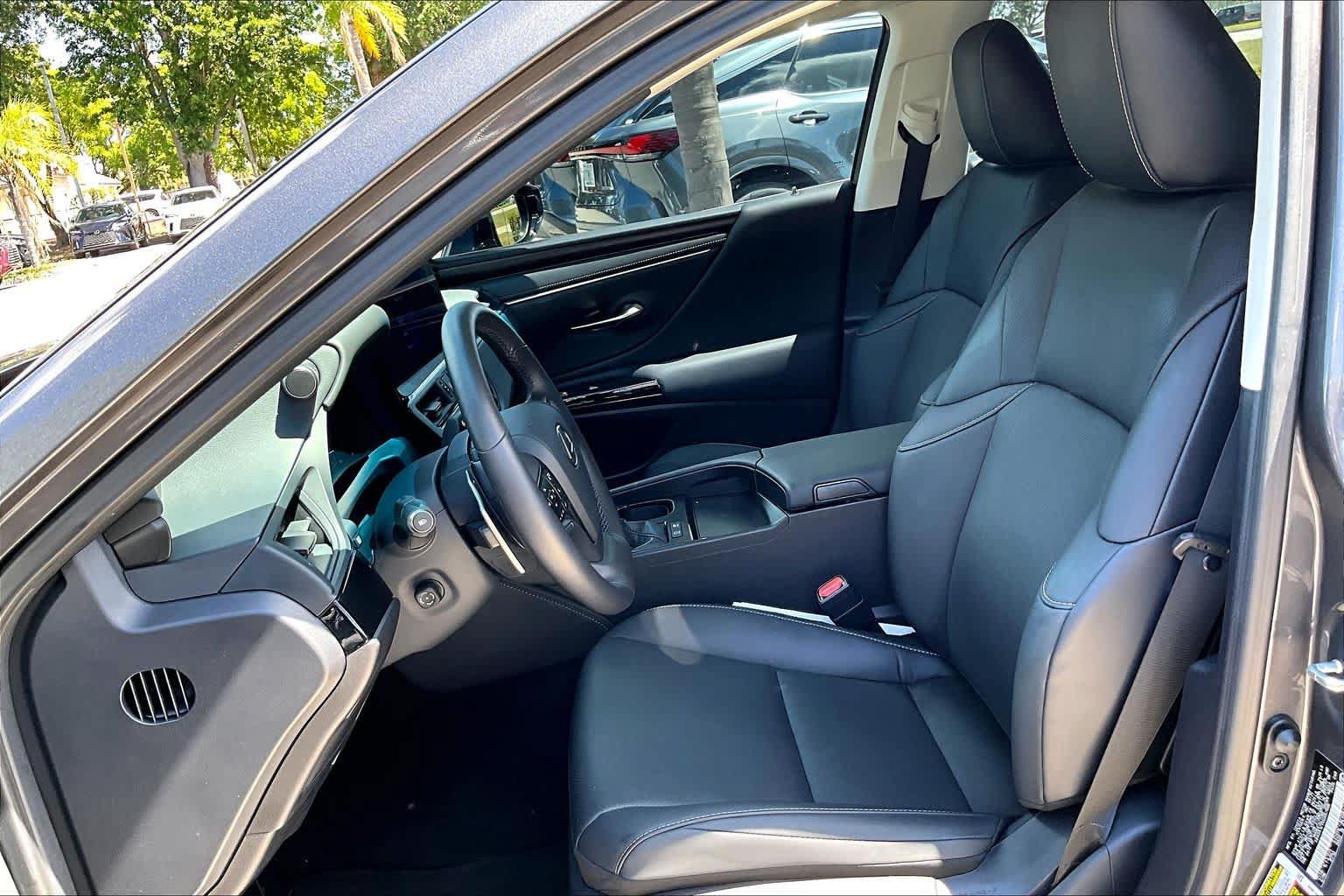 Used 2025 Lexus ES 300h w/ Premium Package FWD image 8