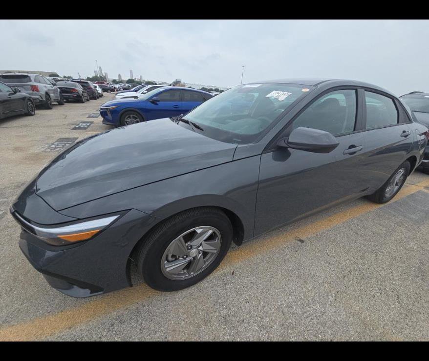 Used 2025 Hyundai Elantra SE FWD image 2