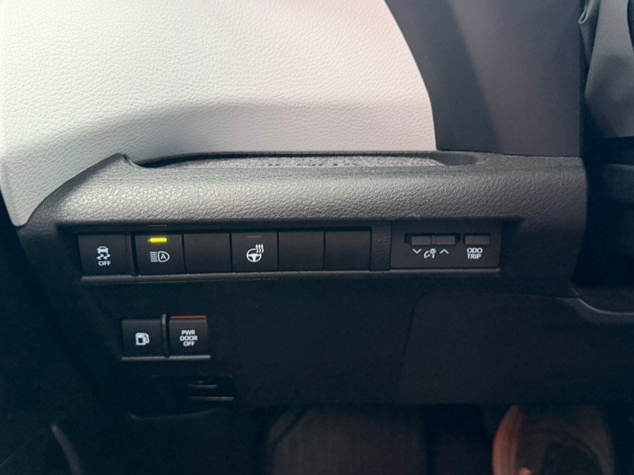Used 2025 Toyota Sienna XSE FWD image 80