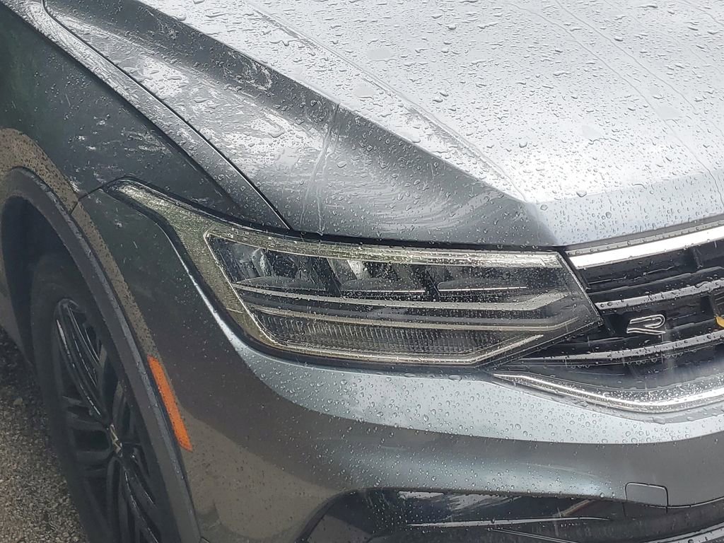 Used 2022 Volkswagen Tiguan SE R-Line image 3
