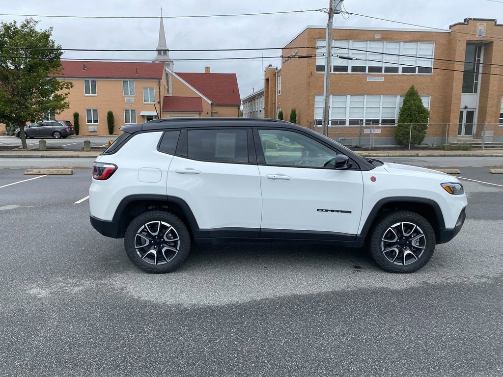 Used 2024 Jeep Compass Trailhawk image 4