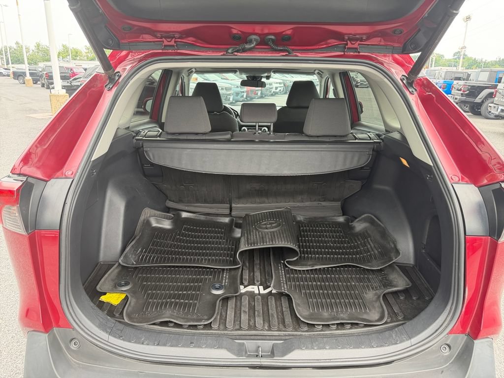 Used 2021 Toyota RAV4 XLE w/ Convenience Package AWD/4WD image 17