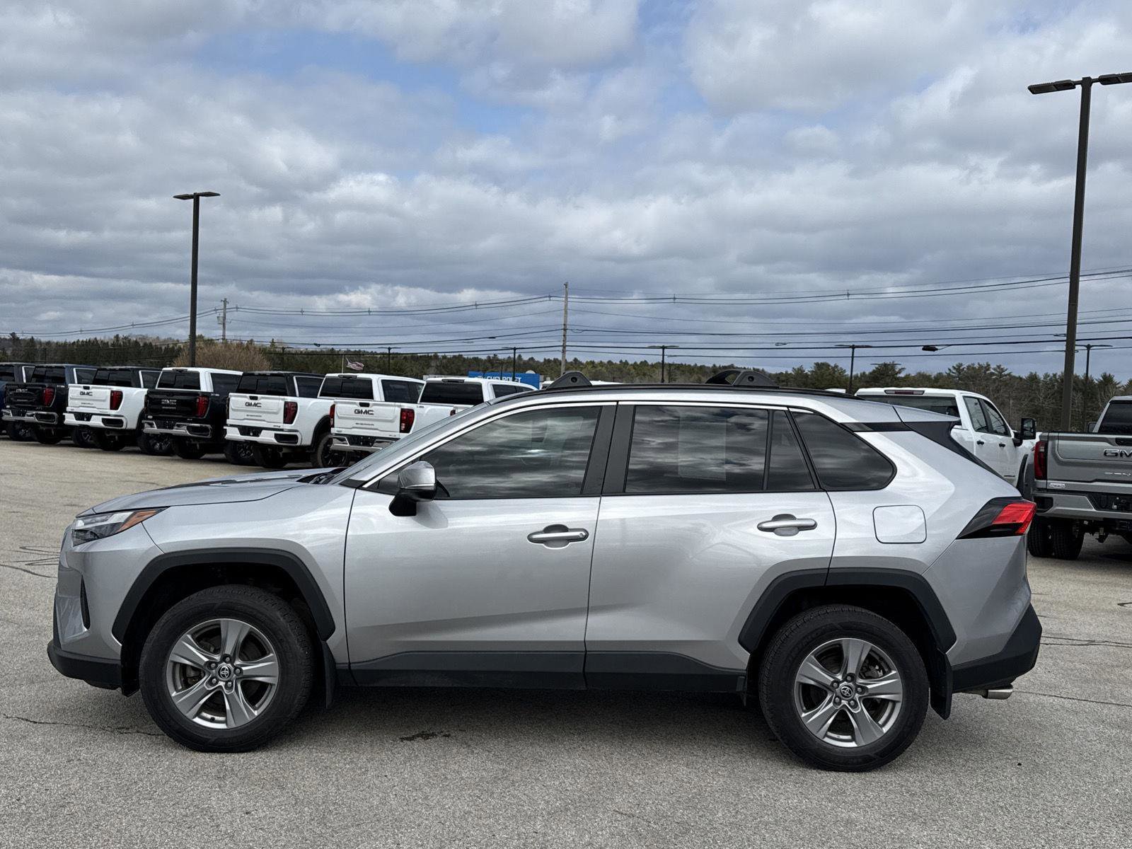 Used 2022 Toyota RAV4 XLE w/ Convenience Package image 3