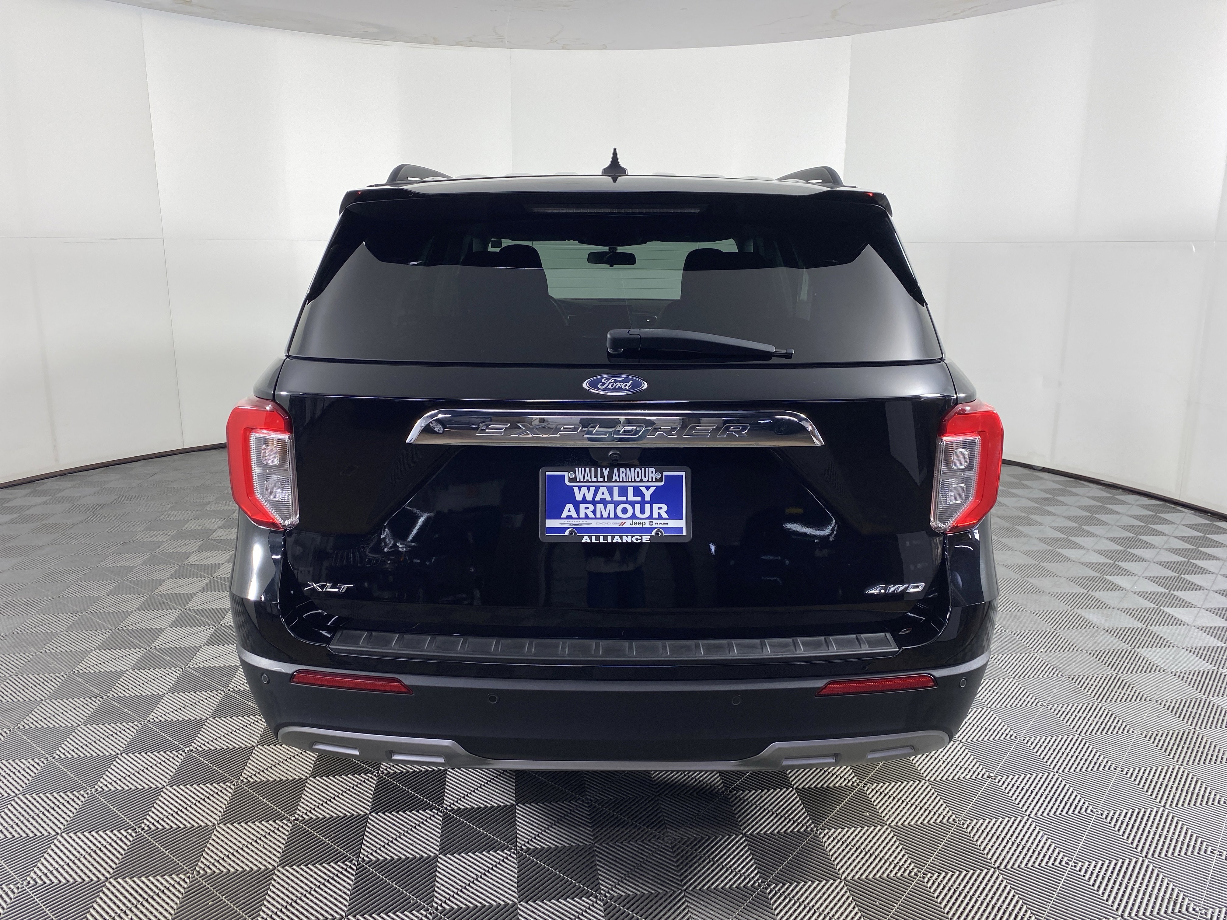 Used 2021 Ford Explorer XLT w/ Equipment Group 202A image 9