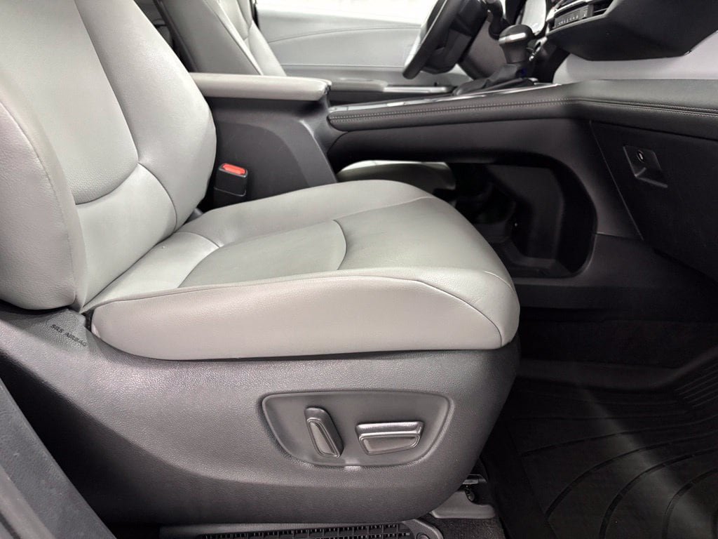 Used 2025 Toyota Sienna XLE AWD/4WD image 60