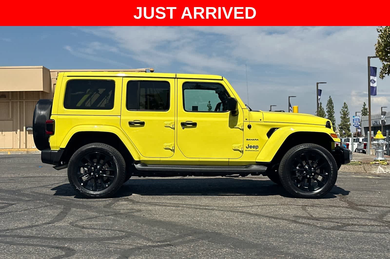 Used 2023 Jeep Wrangler Unlimited Sahara AWD/4WD image 9