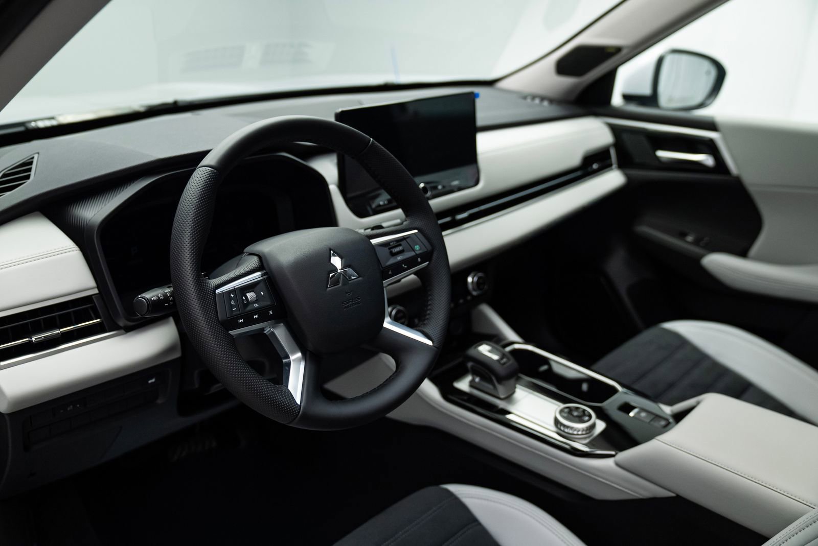 Used 2025 Mitsubishi Outlander SE image 12