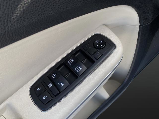 Used 2018 Chrysler 300 Limited w/ Safetytec Plus Group image 34
