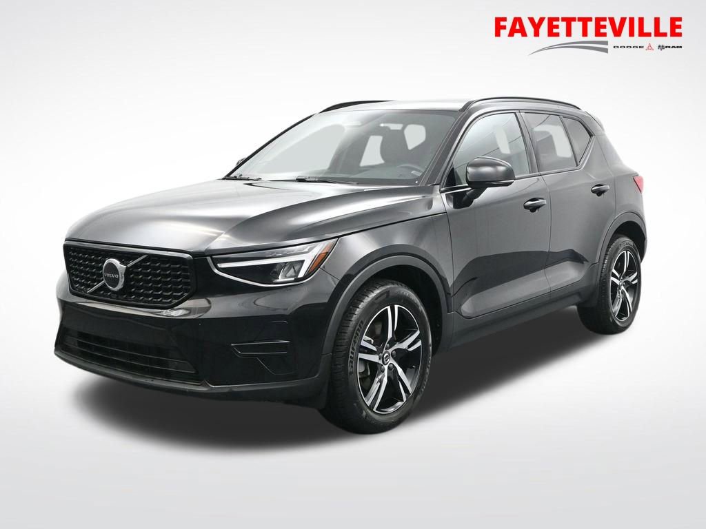 Used 2024 Volvo XC40 B5 Core