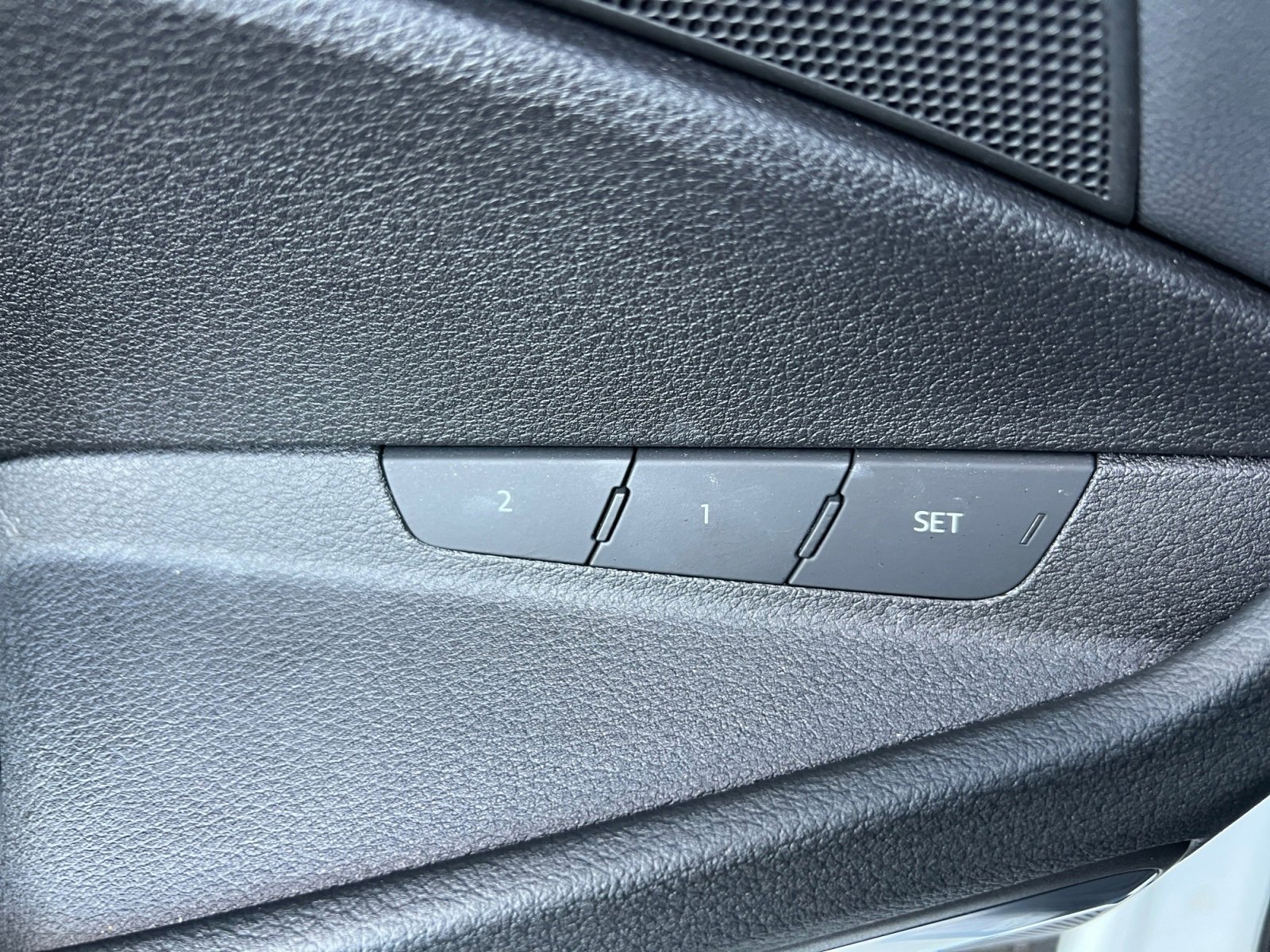 Used 2020 Audi e-tron Premium Plus image 32