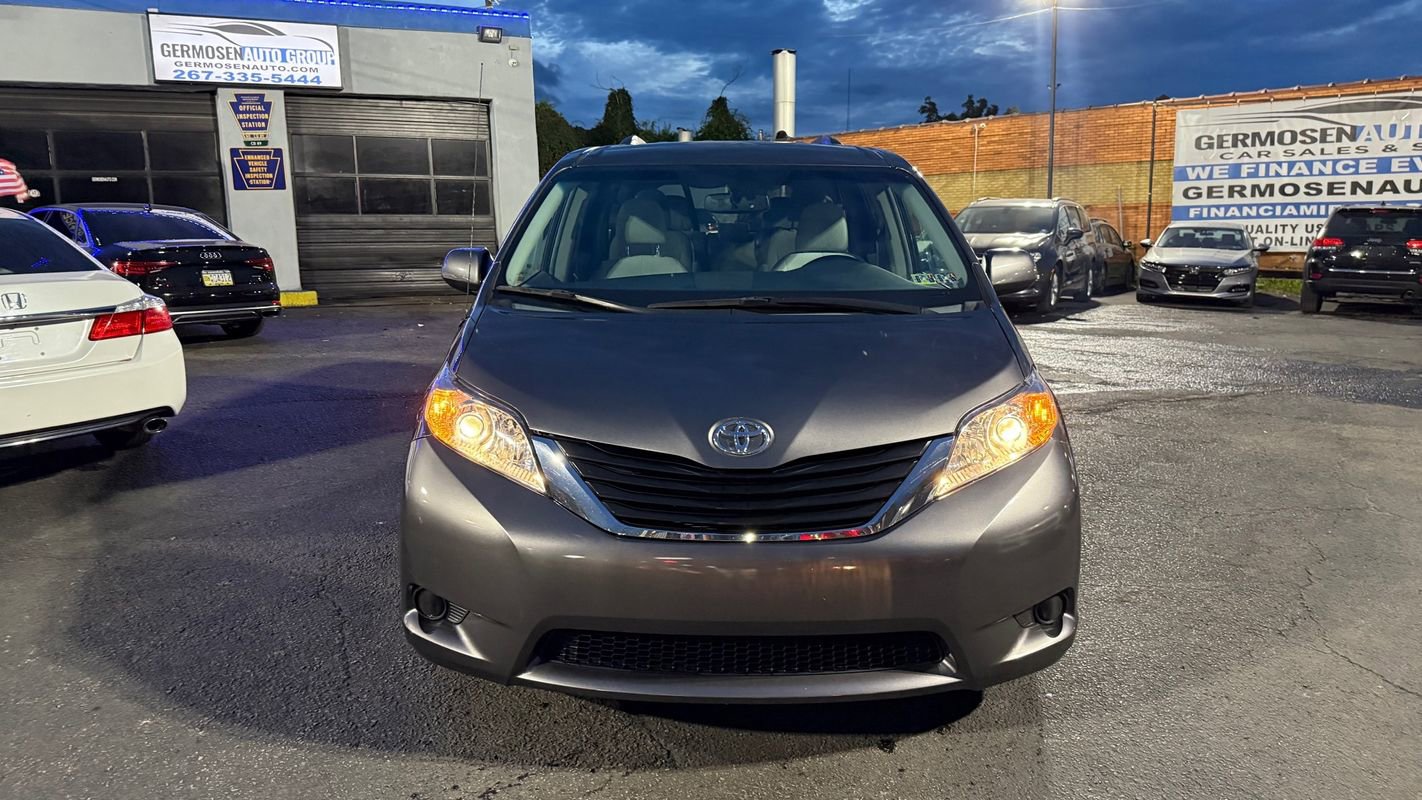 Used 2012 Toyota Sienna LE image 8