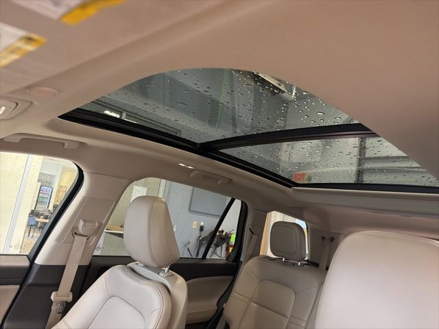 Used 2023 Lincoln Aviator AWD w/ Premium Package image 2