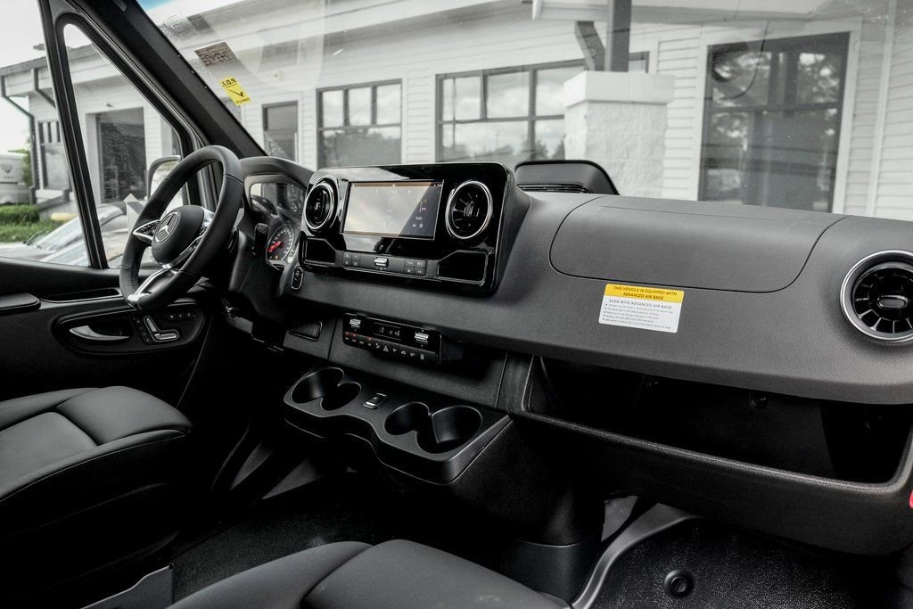 Used 2025 Mercedes-Benz Sprinter 2500 image 25