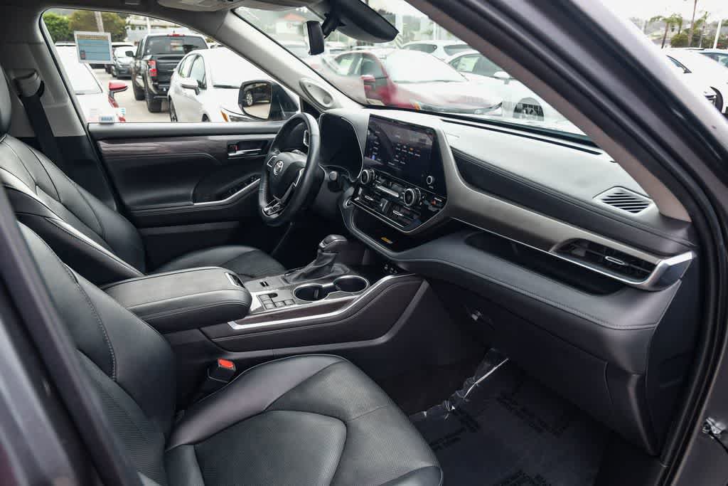 Used 2024 Toyota Highlander Limited FWD image 15