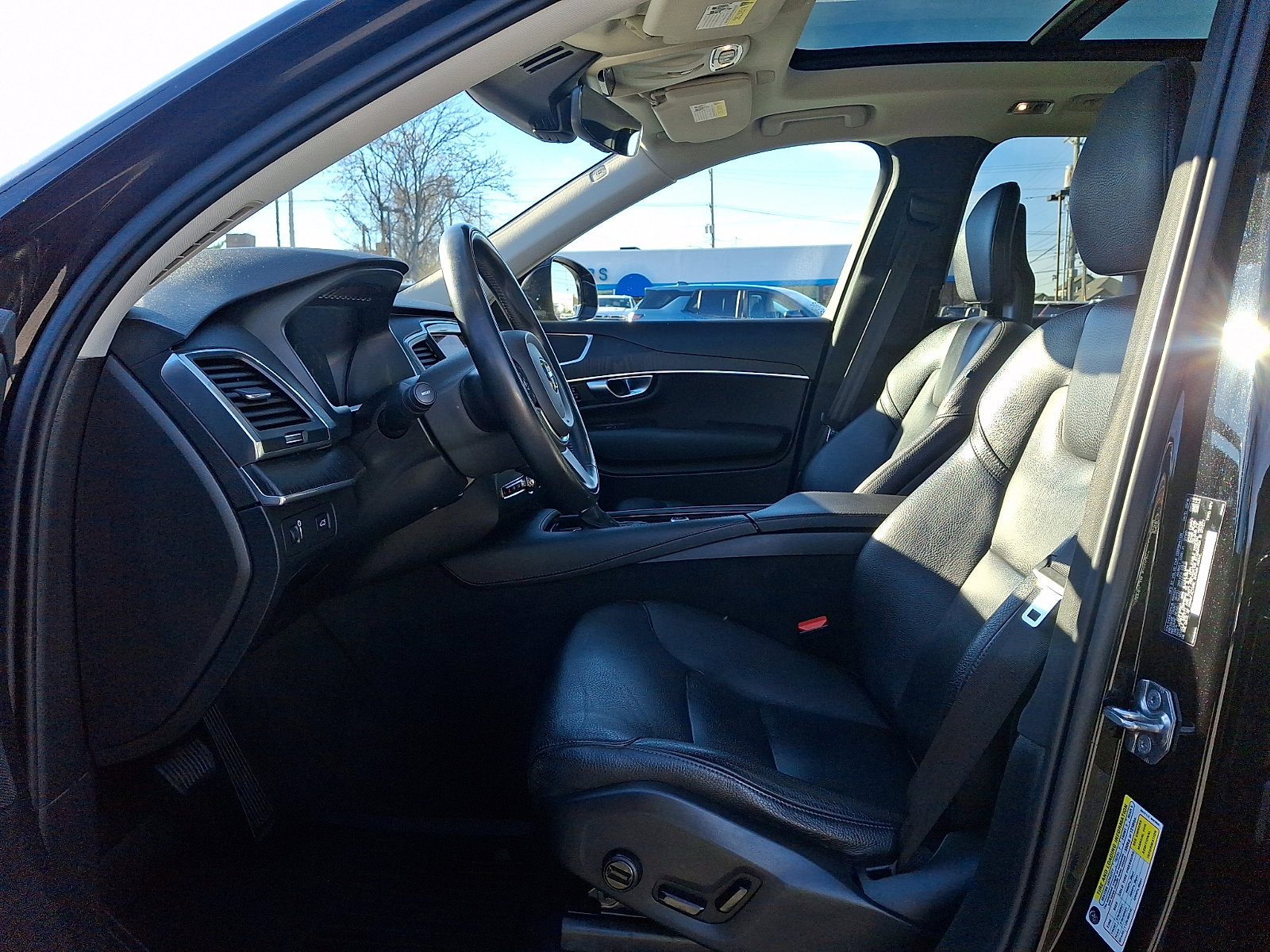 Used 2020 Volvo XC90 T6 Momentum w/ Protection Package Premier image 14