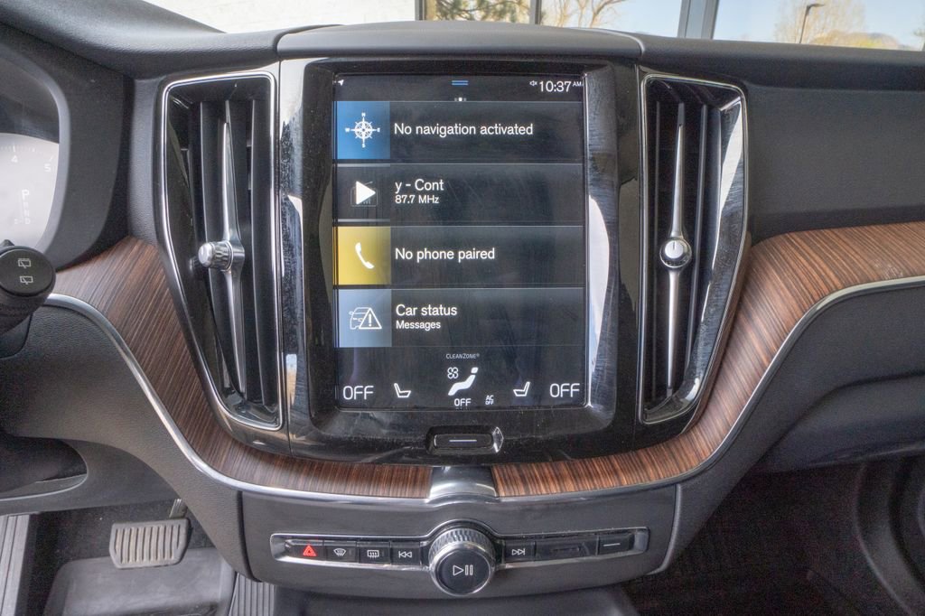 Used 2021 Volvo XC60 T5 Momentum w/ Climate Package image 11