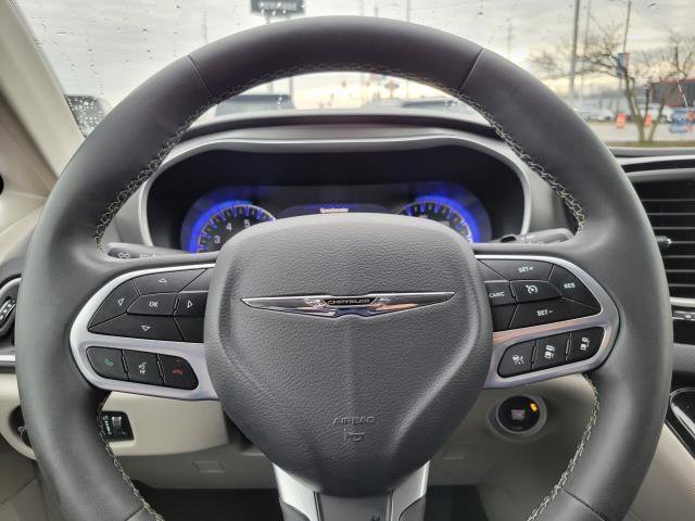 Used 2023 Chrysler Pacifica Touring-L image 10