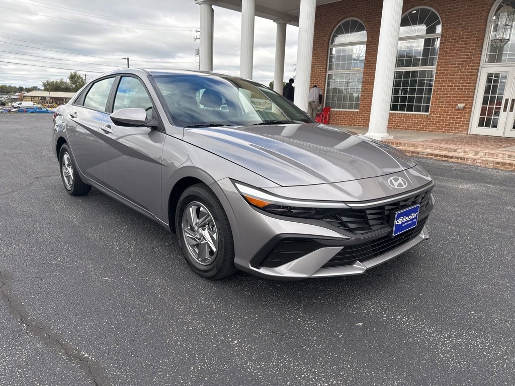 Used 2025 Hyundai Elantra SE w/ Cargo Package image 7