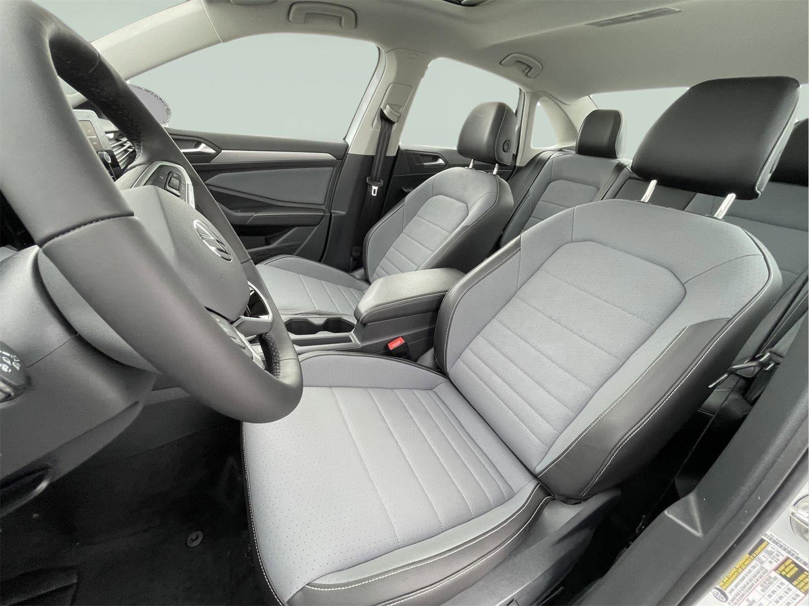 Used 2025 Volkswagen Jetta SE w/ Sunroof Package image 13